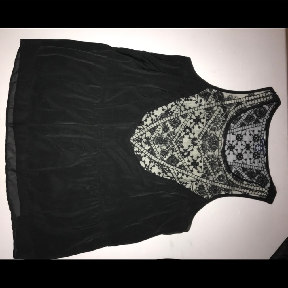 Black Tank w/ lace detailing🖤
